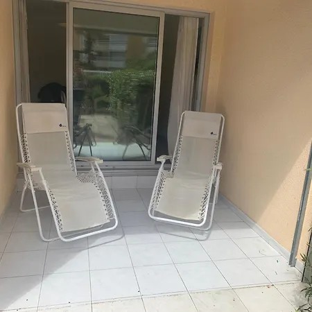 T2 En Rez De Jardin Avec Piscine *